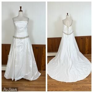 Beautiful Enzoani Blue “Auburn” Wedding Gown!
